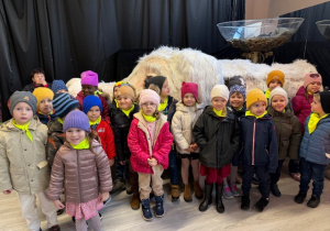 Dzieci pozują w teatrze przed dużym rekwizytem