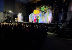 Dzieci oglądają przedstawienie teatralne