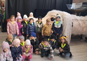 Dzieci pozują do zdjęcia przed dużym rekwizytem