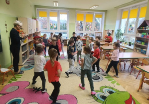 Dzieci w ręku mają listeczki z sylabami i szukają takiej samej sylaby u koleżanki lub kolegi