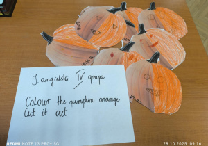 Pokolorowane dynie i nauka języka angielskiego