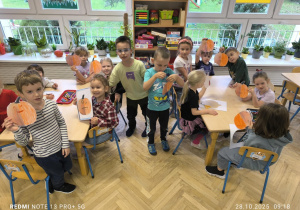 Dzieci kolorują sylwetę dyni