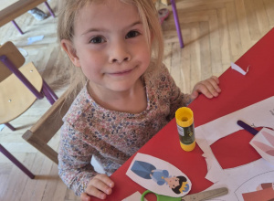 "Bohaterowie Bajek" - wykonanie sylwet z papieru