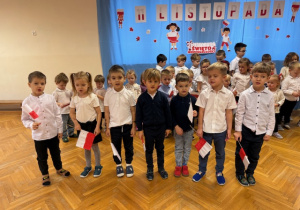 Dzieci z grupy III recytują wiersz o Polsce