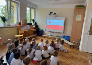 Dzieci oglądają film edukacyjny pt. "Moja Ojczyzna"