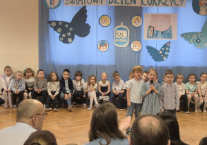 Dzieci z grupy Biedronek recytują wiersz