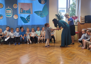 Dyrektor wręcza nagrodę i dyplom za udział w konkursie plastycznym "Mój wymarzony glukometr"