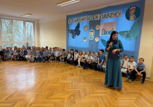 Pani Dyrektor wita zaproszonych Rodziców, dzieci i gości