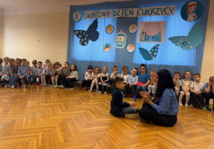 Pani Paulina odgrywa scenkę do piosenki "Glukagon"