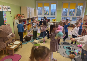 Dzieci bawią się w parach ze swoimi misiami