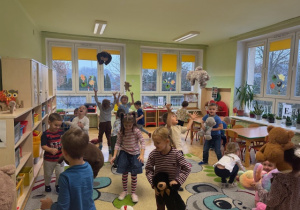 Dzieci tańczą i podrzucają swoje misie