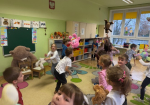 Dzieci podrzucają misie i łapią je