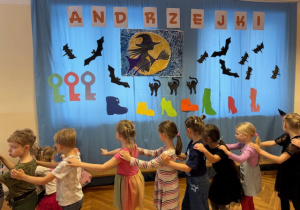 Dzieci ustawione w pociąg tańczą do piosenki dziecięcej