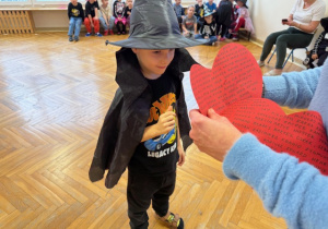 Zabawa - chłopiec odgaduję imię swojej przyjaciólki