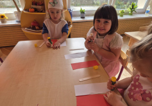 Dzieci wykonują flagę Polski z papieru