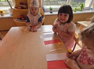 Grupa Jeżyków wykonuje flagę Polski z papieru