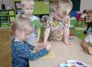 Dzieci z grupy Żabek robią pocztówki