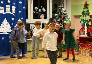 Chłopiec recytuje wierszyk o tematyce świątecznej