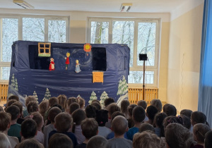 Dzieci oglądają Królewicza i Królewnę