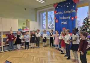 Dzieci śpiewają piosenkę i wymachują rękoma