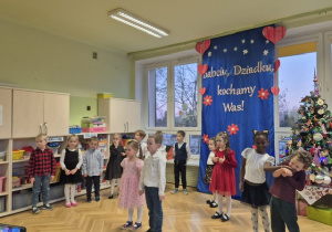 Dzieci recytują wiersz dla babci i dziadka