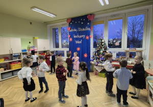 Dzieci tańczą do piosenki