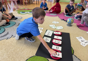 Chłopiec rozwiązuje działanie matematyczne