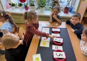 Dziewczynka układa działanie matematyczne