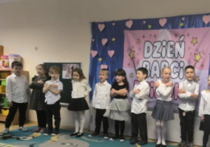 Dzieci recytują wiersze