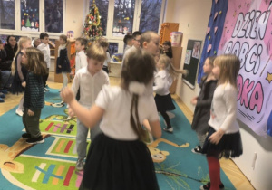 Dzieci tańczą do muzyki