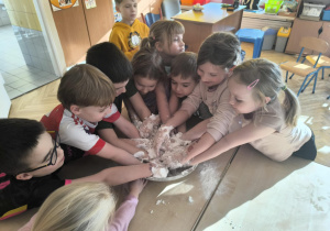 Dzieci w misce mieszają wszystkie składniki