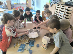 Dzieci wykonują eksperyment - "Sztuczny śnieg"