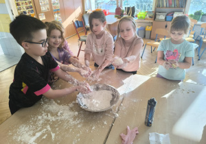 Dzieci bawią się sztucznym śniegiem