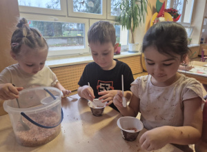 "Sól do kąpieli" - grupa Jeżyków wykonuje prezenty dla swoich rodziców