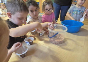 Dzieci mieszają Sól Epson z zapachem pomarańczowym