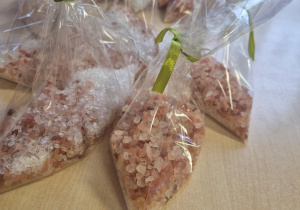 Prezentacja zapakowanej soli do kąpieli