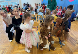 zabawa "Kto pierwszy"- dzieci siedzą na krzesełkach