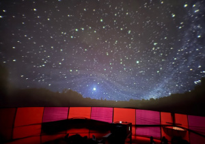 Dzieci oglądają film edukacyjny pt. "Orbitek"