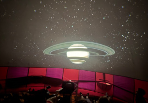 Dzieci oglądają jak wyglądają planety