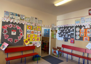 Dzieci wspólnie zrobiły łańcuch z serc i ozdobiły je