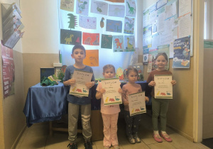 Dzieci stoją z Dyplomami - Miejsce I -Oliwia -gr 1; Wyróżnienia: Maja S-gr ; Lidia M- gr3 oraz Saveli -gr 4