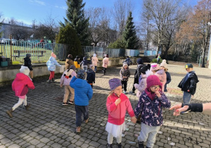 Dzieci bawią się w ogrodzie przedszkolnym