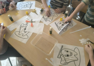 Dzieci wykonują pracę plastyczną -zęby