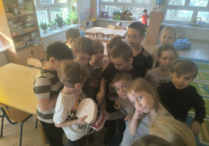 Chłopcy oglądają zęby