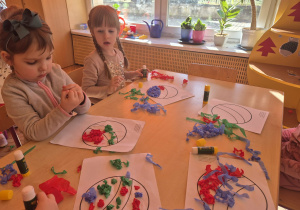 Dziewczynki robią z bibuły kuleczki