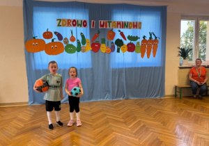 Chłopiec i dziewczynka z grupy III recytują wierszyk o zdrowiu