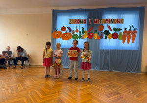 Dzieci z grupy IV recytują wierszyk o witaminach
