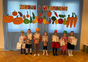 Laureaci Konkursu prezentują się z nagrodami i dyplomem