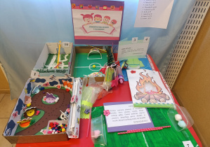 Wystawa prac plastycznych w holu przedszkolnym