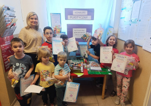 Laureaci z panią Logopedą prezentują swoją pracę plastyczną